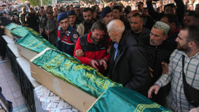 5 tabut yan yana! Yürek yakan veda