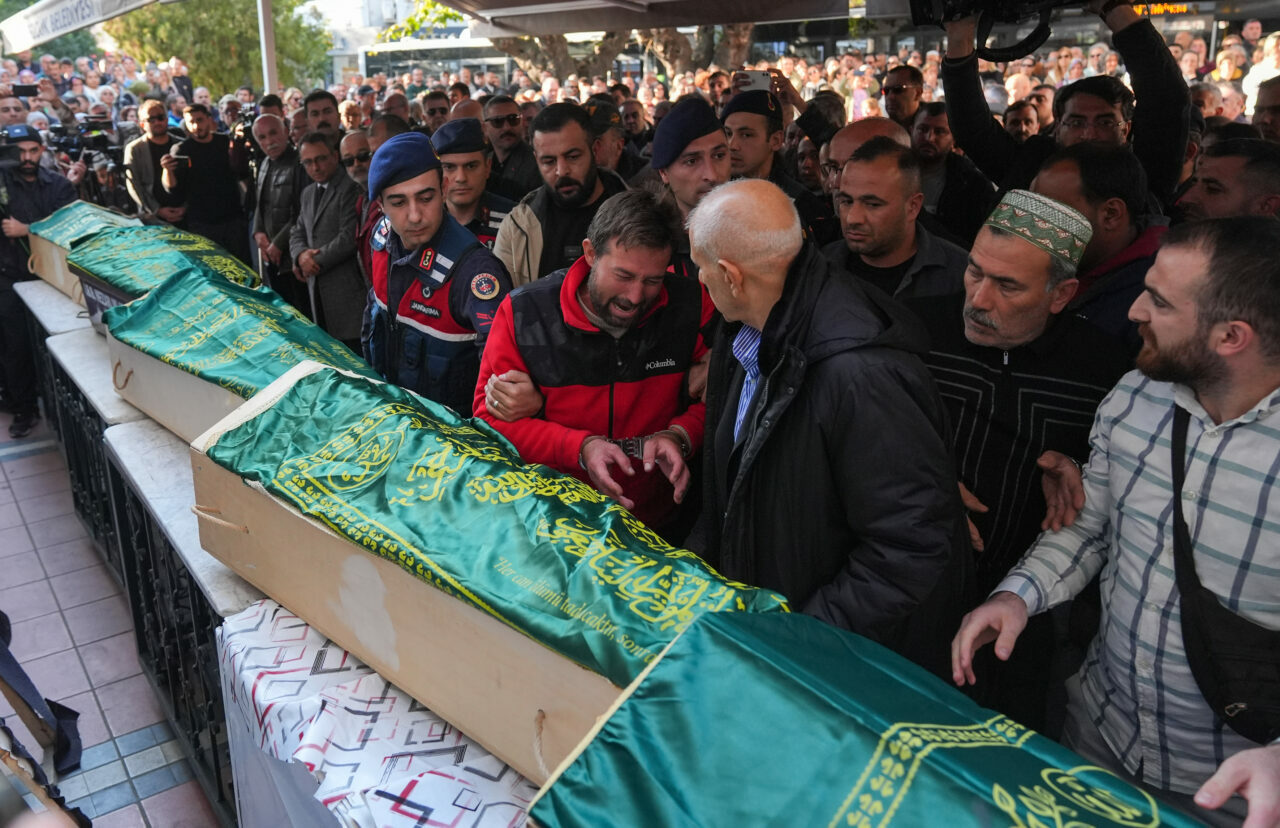 5 tabut yan yana! Yürek yakan veda 5 tabut yan yana! Yürek yakan veda