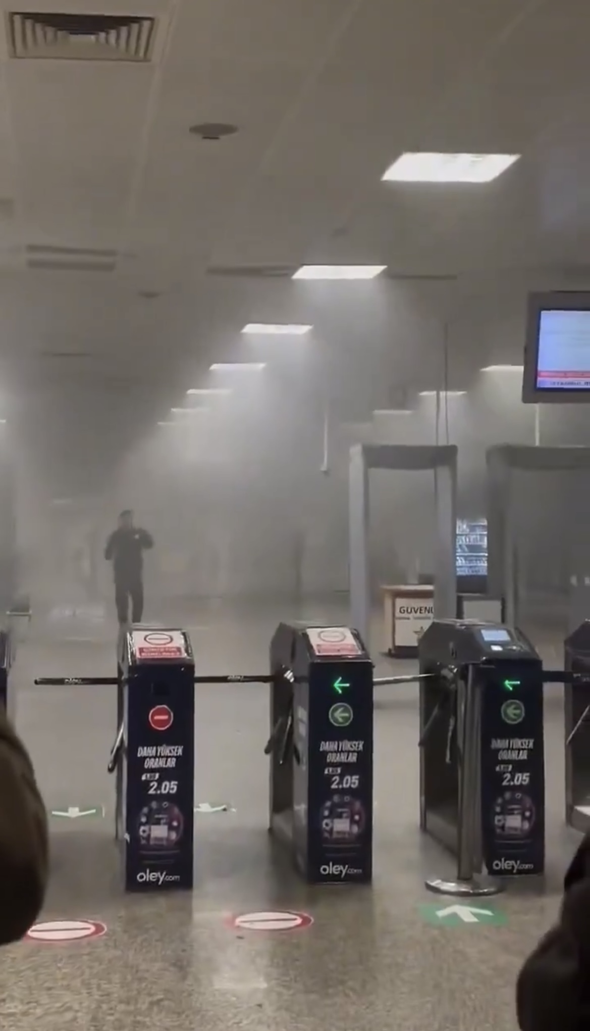 Metroda yangın paniği! Yolcular tahliye edildi Metroda yangın paniği! Yolcular tahliye edildi