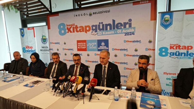 Bursa'nın İnegöl ilçesinde belediye tarafından "İnegöl’de mevsim kitap" sloganıyla bu