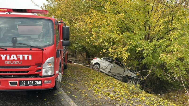 Adıyaman'da otomobilin hafif ticari araçla çarpışması sonucu 3 kişi hayatını