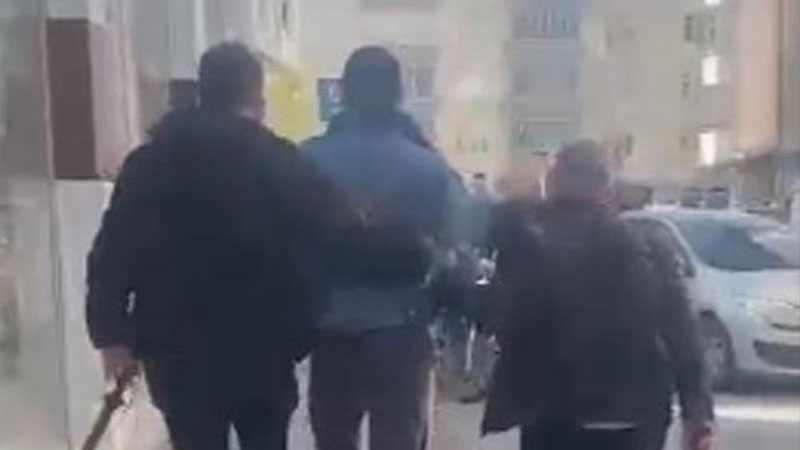 AK Parti il binasına satırlı saldırı