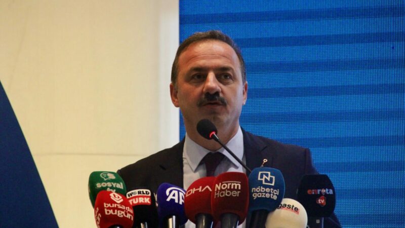 Anahtar Parti (A Parti) Genel Başkanı Yavuz Ağıralioğlu, Bursa'da partililer,