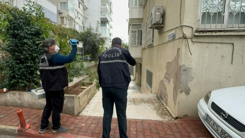 Antalya'nın Muratpaşa ilçesinde ev sahibi, kiracısıyla kaldığı dairede ölü bulundu.