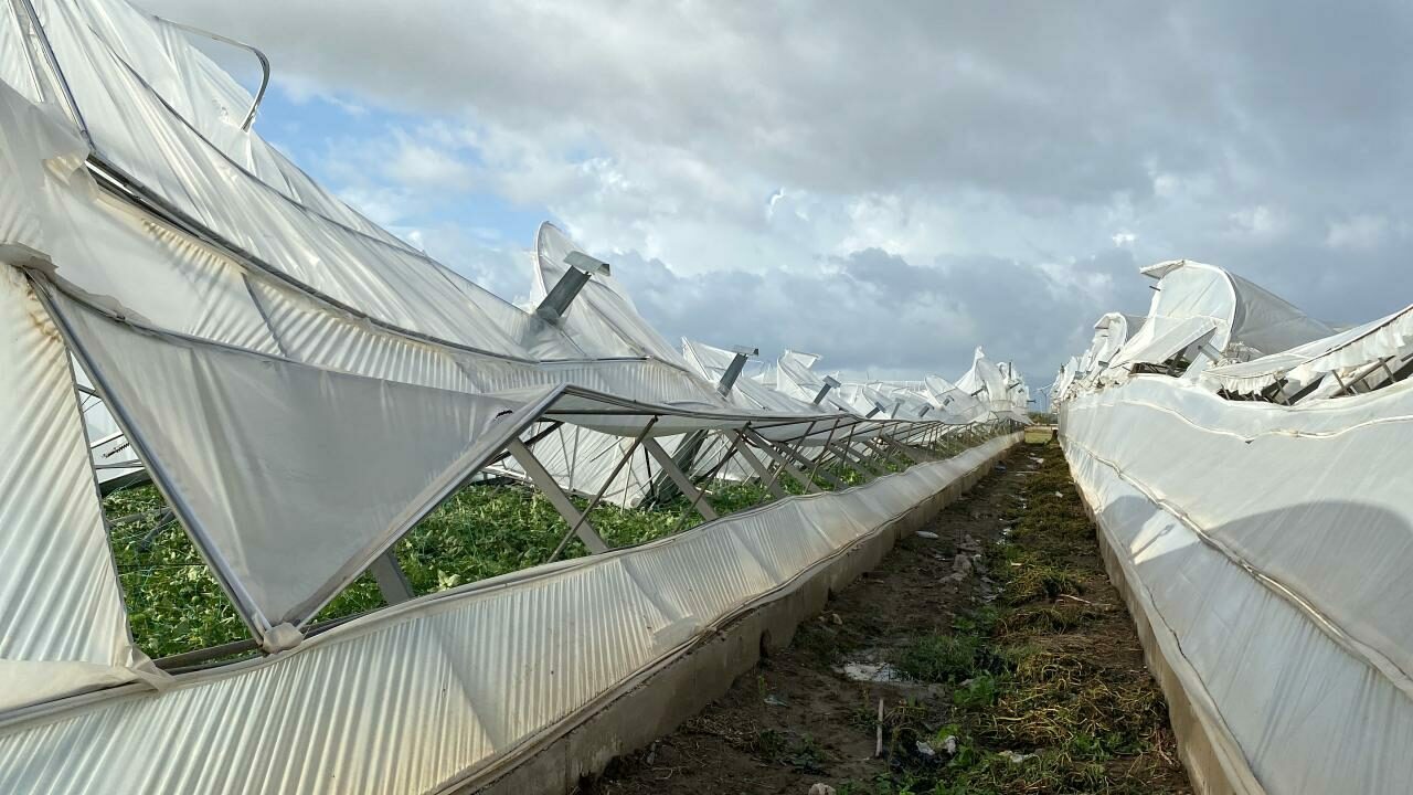 Antalya’da hortum ve sağanak seralara zarar verdi