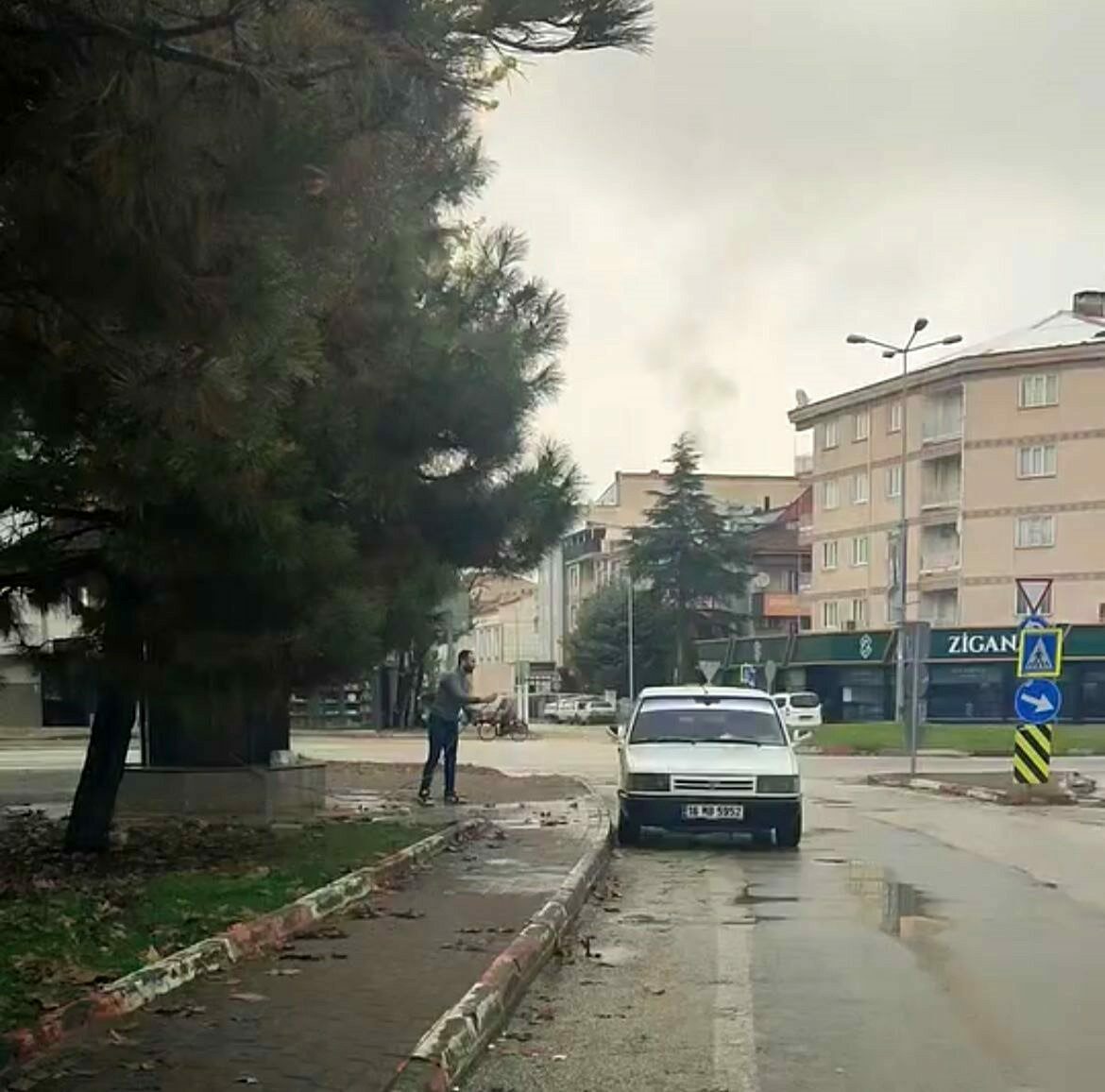 Bursa’da aracını sokak çeşmesinde yıkayan sürücüye ceza Bursa’da aracını sokak çeşmesinde yıkayan sürücüye ceza