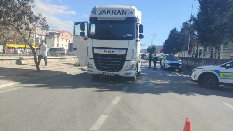 Bursa’da korkunç kaza! Telefonla konuşurken… Bursa'nın Gemlik ilçesinde telefonla konuşurken yola inen kişi, TIR'ın çarpması