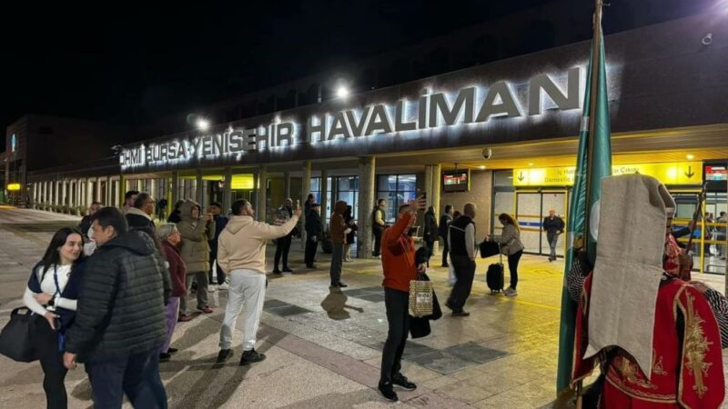 Bursa’nın havalimanından ilk sefere mehterli karşılama! Bursa'nın Yenişehir ilçesi, Antalya'dan gerçekleşen ilk uçak seferiyle tarihi bir