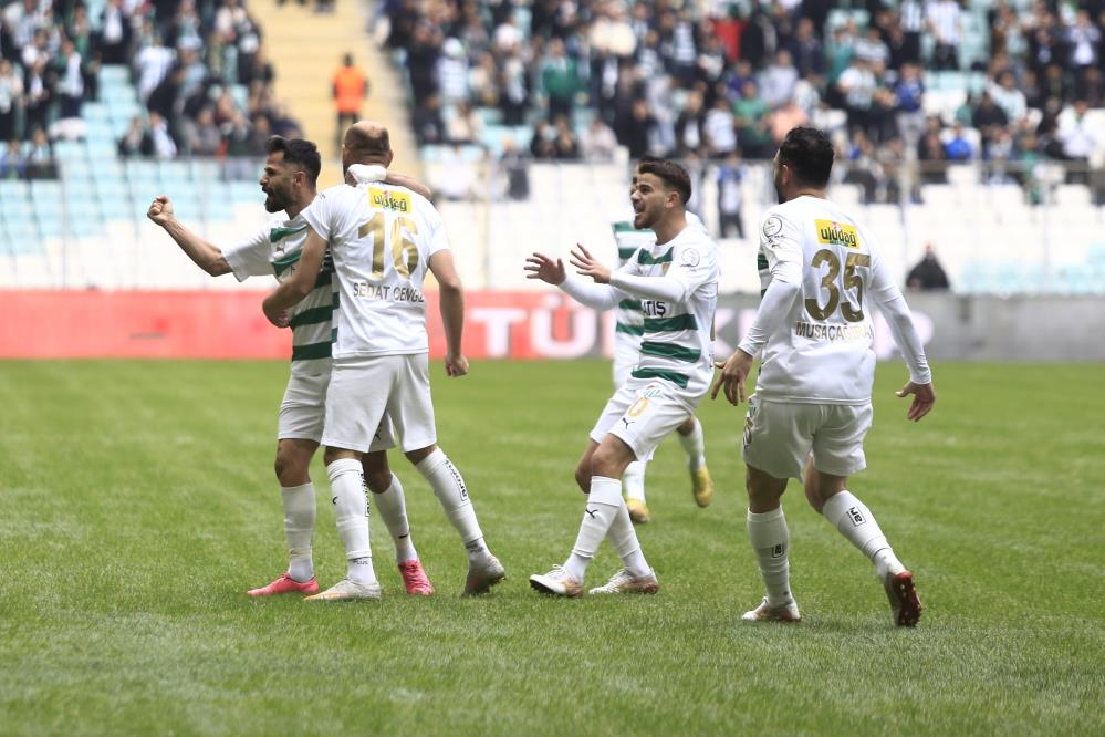 Bursaspor’dan ses getiren rekor! İşte kulüpler ve taraftar sayıları… Bursaspor’dan ses getiren rekor! İşte kulüpler ve taraftar sayıları…