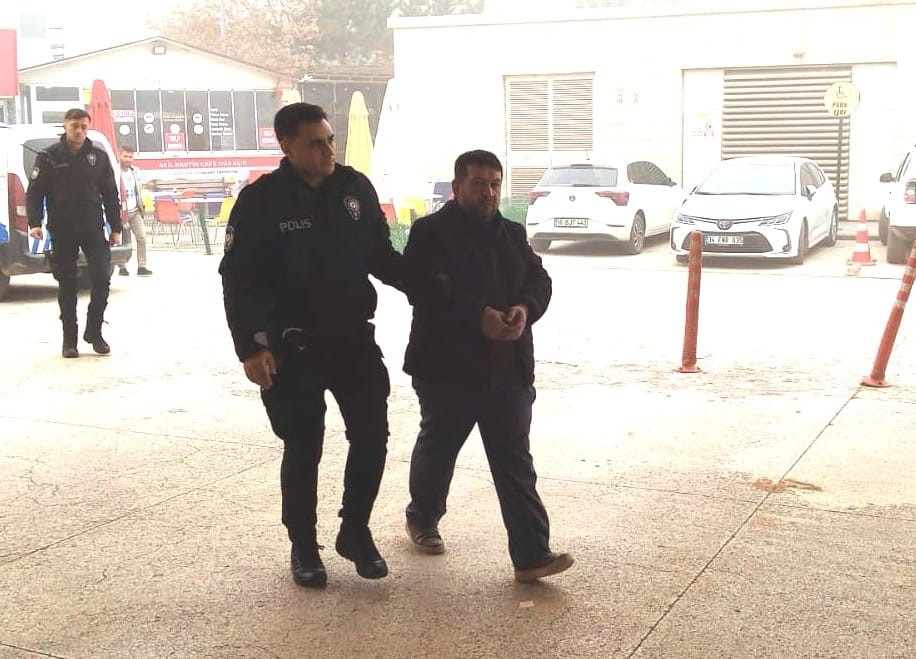 Bursa’da eşini çekiçle yaralayan kocayla ilgili yeni gelişme! Bursa’da eşini çekiçle yaralayan kocayla ilgili yeni gelişme!