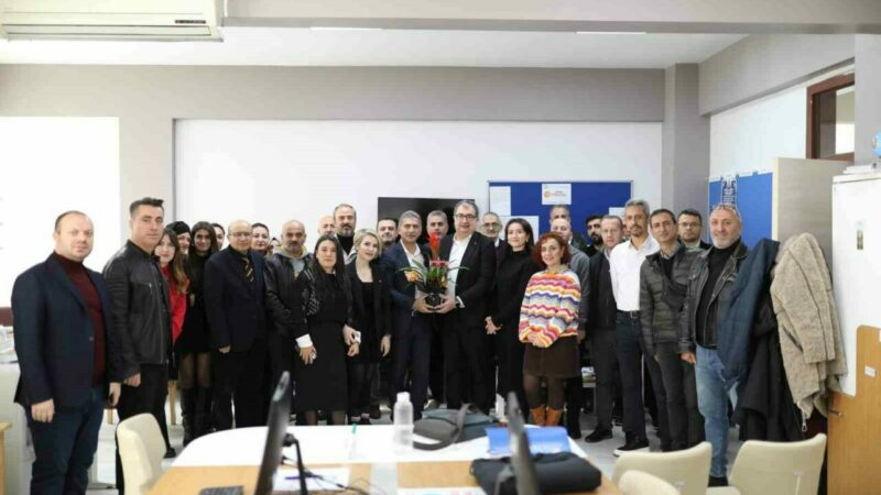Başkan Deviren öğretmenleri unutmadı Gemlik Belediye Başkanı Şükrü Deviren, 24 Kasım Öğretmenler Günü dolayısıyla