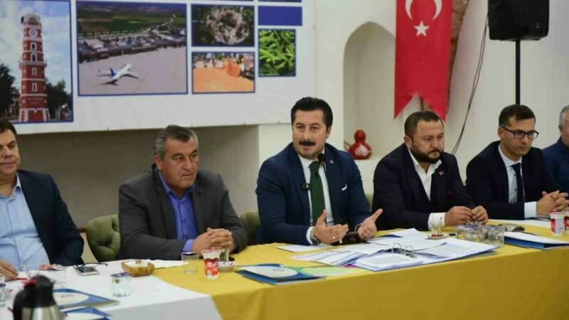 Yenişehir Belediye Başkanı Ercan Özel, mahalle muhtarlarıyla bir araya geldi.
