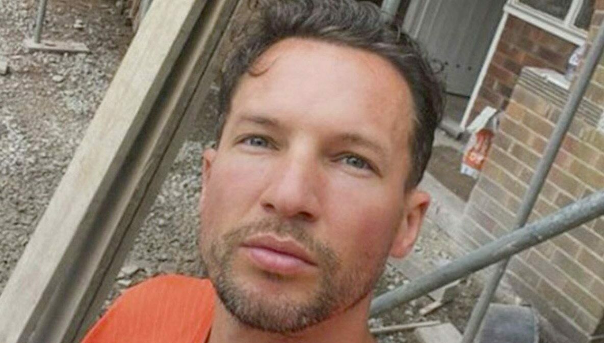 Bir dönemin yıldız futbolcusu inşaat işçisi oldu: Premier Lig şampiyonundan şantiyeye Bir dönemin yıldız futbolcusu inşaat işçisi oldu: Premier Lig şampiyonundan şantiyeye