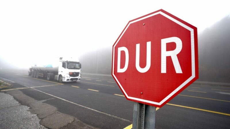 D-100 kara yolunun Bolu Dağı geçişinde sis etkisini gösteriyor.