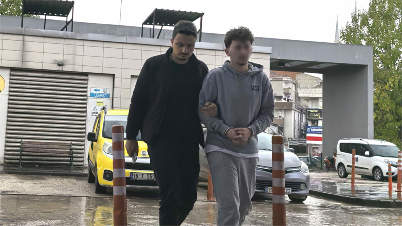 Bursa’da trafik polisine çarpmıştı! Ehliyetsiz sürücü tutuklandı Bursa’da trafik polisine çarpmıştı! Ehliyetsiz sürücü tutuklandı