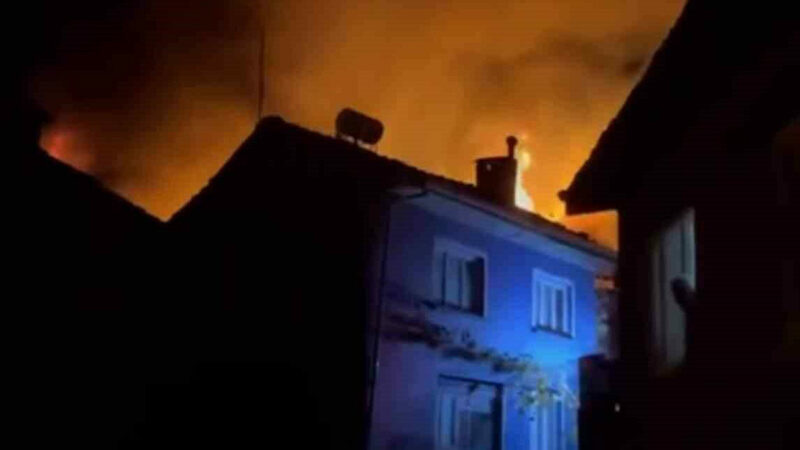 Bursa’da 3 ev küle döndü Bursa’nın Kestel ilçesinde bir evde çıkan yangın bitişiğindeki evlere sıçradı.