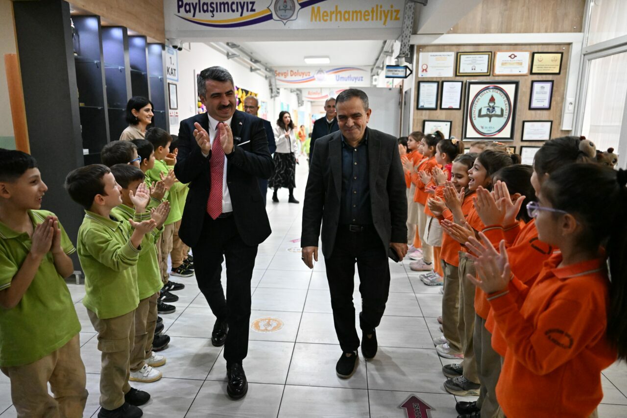 Bursa’da 42 yıllık eğitimci alkışlarla emekliliğe uğurlandı