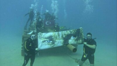 Bursa’da deniz altında Atatürk posteri açtılar