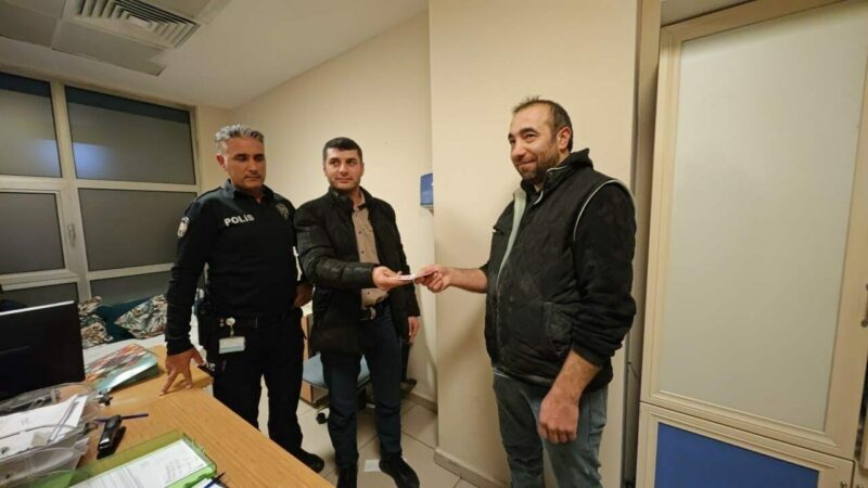 Bursa'nın İnegöl ilçesinde ATM'de unutulan 5 bin lira sahibine ulaştırıldı.