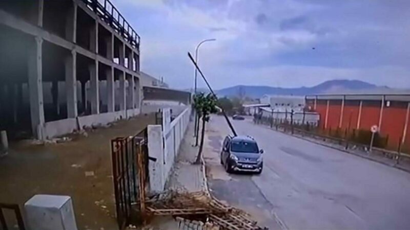 Bursa’da fırtınanın uçurduğu 5 metrelik çelik, araca ok gibi saplandı Bursa'da şiddetli rüzgarın uçurduğu çelik ticari aracın tavanına ok gibi