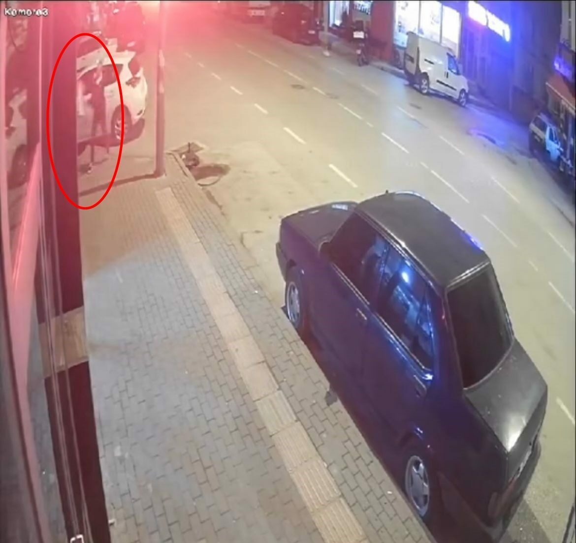 Bursa’da işyerinin camını böyle kırdı!