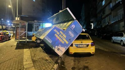Bursa’da kuvvetli fırtına hayatı felç etti