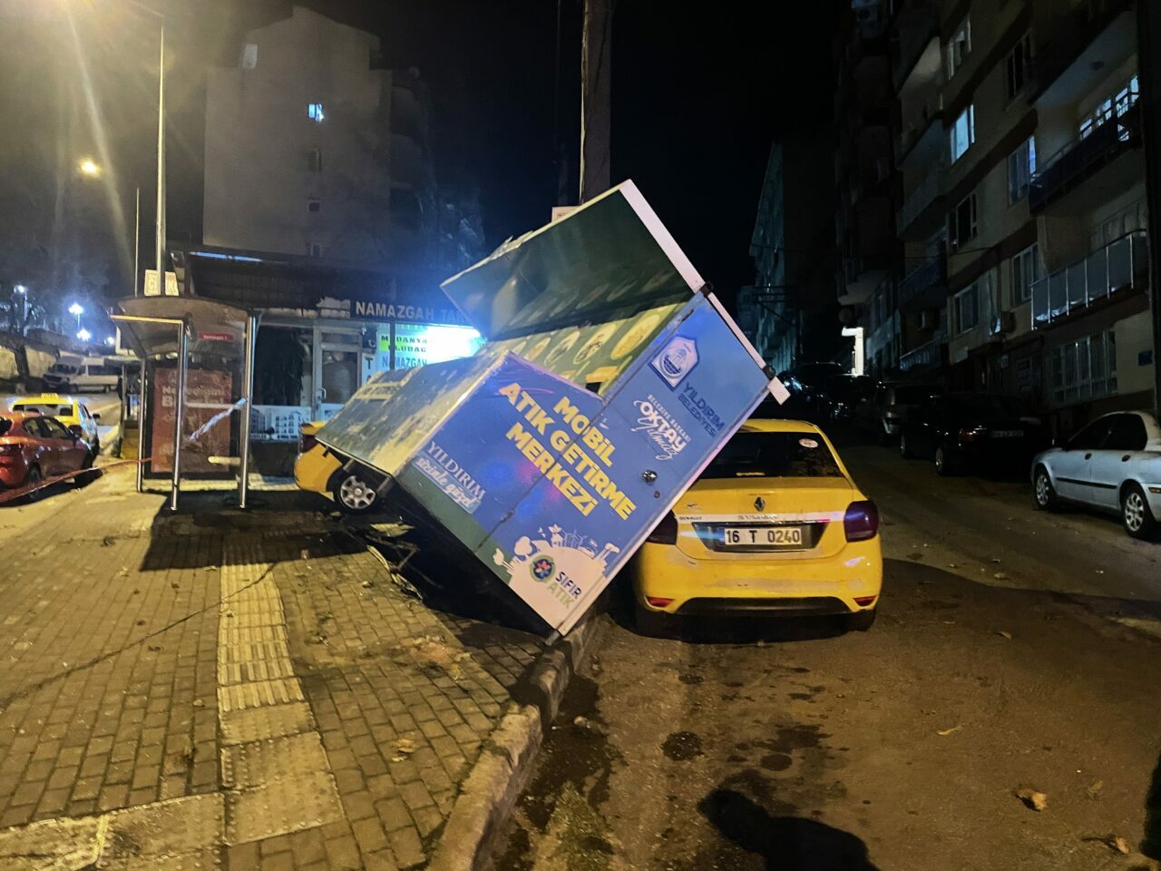 Bursa’da kuvvetli fırtına hayatı felç etti