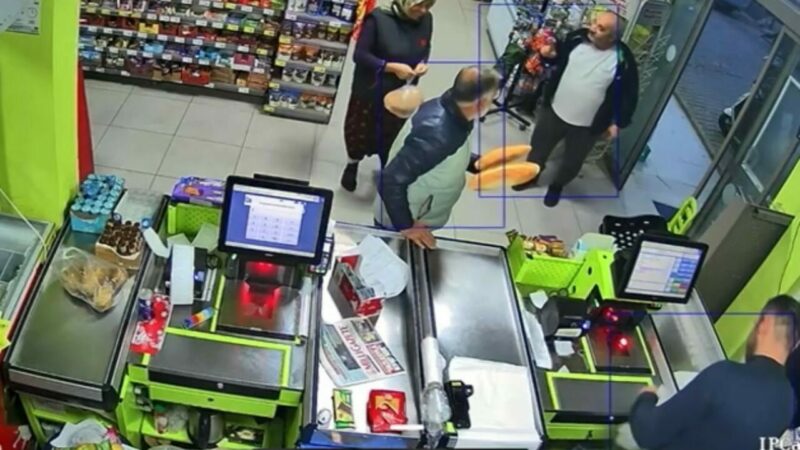 Bursa’da ‘market kirlenmesin’ diye ayakkabısını çıkarmıştı! O anlar kamerada Bursa’nın İznik ilçesinde zeytin tarlasından dönüşte ekmek almak için girdiği