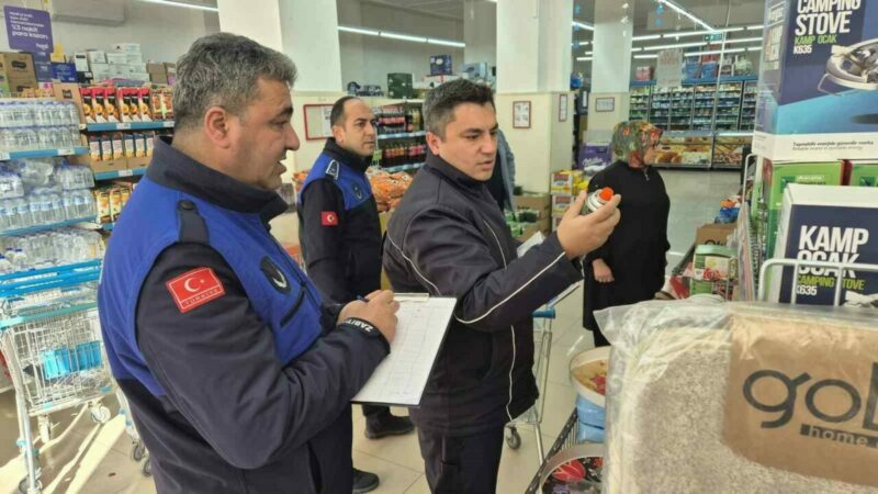 Bursa’da raf ve kasa arasındaki fiyat farkı zabıtaya takıldı Bursa’nın Gemlik ilçesinde zabıta ekipleri raf fiyatları ile kasa fiyatları