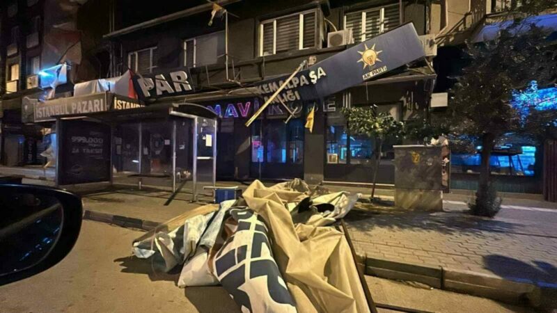 Bursa’nın Mustafakemalpaşa ilçesinde gece yarısı etkili olan şiddetli fırtına, ilçede