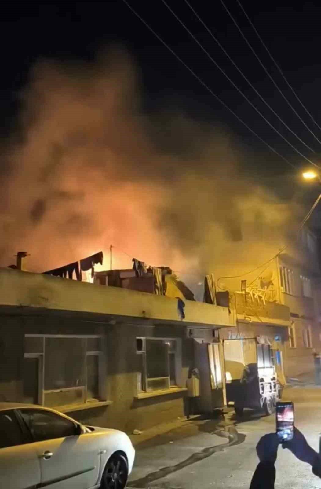 Bursa’da tek katlı ev alev alev yandı Bursa’da tek katlı ev alev alev yandı