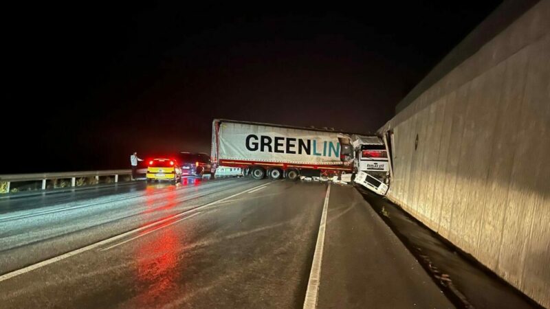 Bursa İznik-Yenişehir yolu üzerinde meydana gelen trafik kazasında yağışlı havada