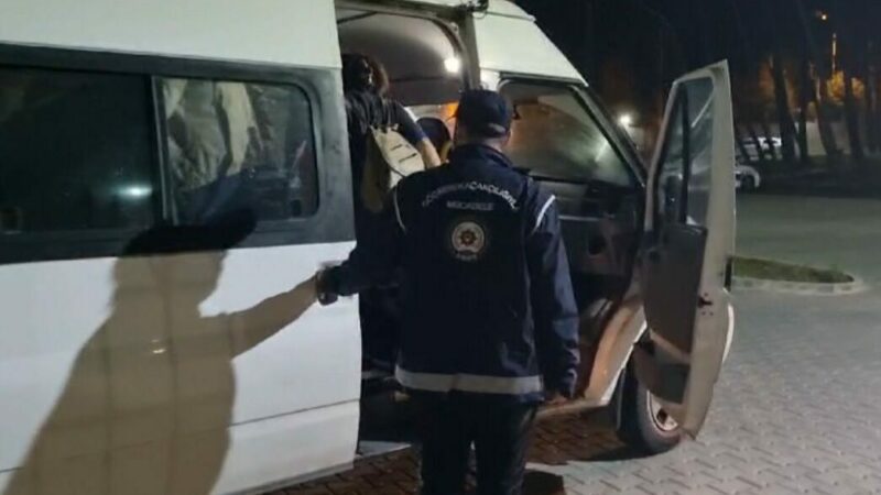 Çanakkale'de polis ekiplerince 38 düzensiz göçmen yakalandı, insan kaçakçılığı şüphelisi
