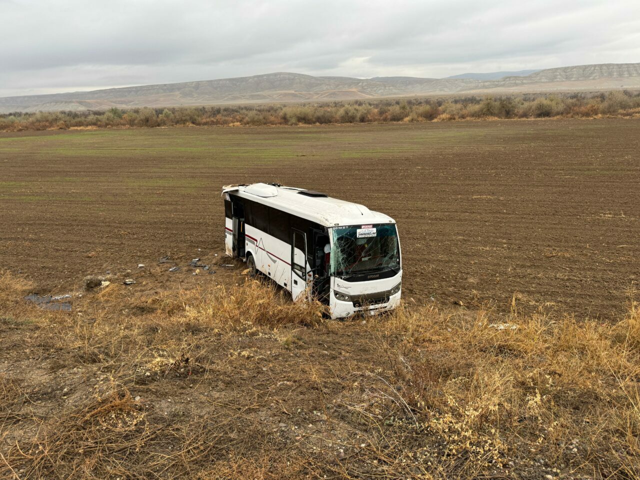 Cenaze yolunda feci kaza: Çok sayıda yaralı var Cenaze yolunda feci kaza: Çok sayıda yaralı var