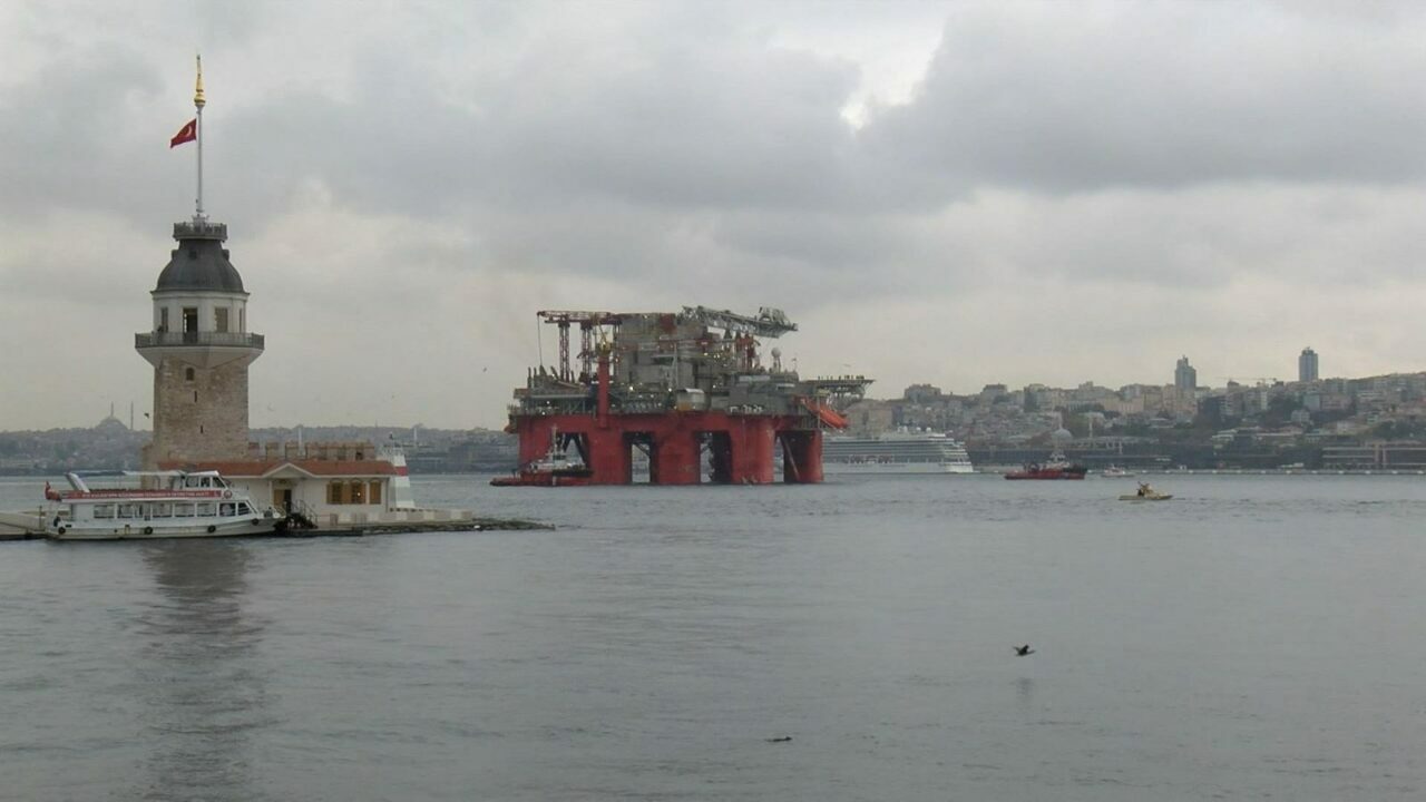 Dev petrol platformu İstanbul Boğazı’nda