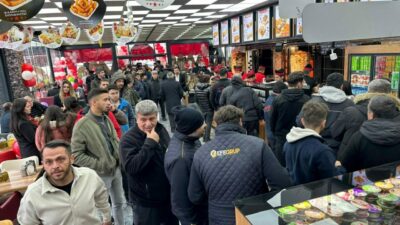 Döner ayranı 1 lira yaptı, uzun kuyruk oluştu: 1 ton döner 3 saatte tükendi