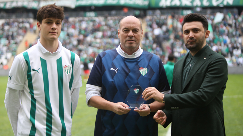 Başkan Çelik’ten unutulmaz Başkan
Levent Kızıl’a plaket
Başkan Çelik’ten unutulmaz Başkan
Levent Kızıl’a plaket