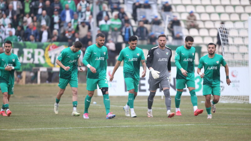 Bursaspor’da büyük rekabet! Namağlup ve 4 puan farkla liderlik koltuğunda oturan Bursaspor’da tüm