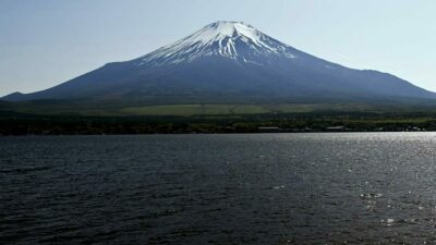 En sıcak yazın ardından Fuji Dağı’na mevsimin ilk karı çok geç düştü