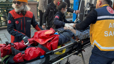 Yıkım sırasında binanın bir bölümünün çökmesi sonucu 2 işçi yaralandı