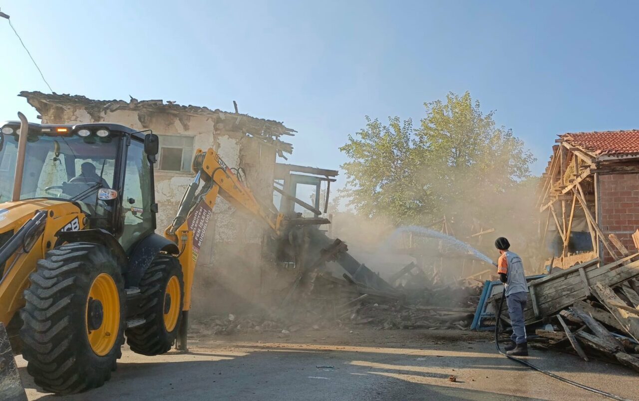 Bursa’daki tehlikeli yapılara yıkım! Bursa’daki tehlikeli yapılara yıkım!
