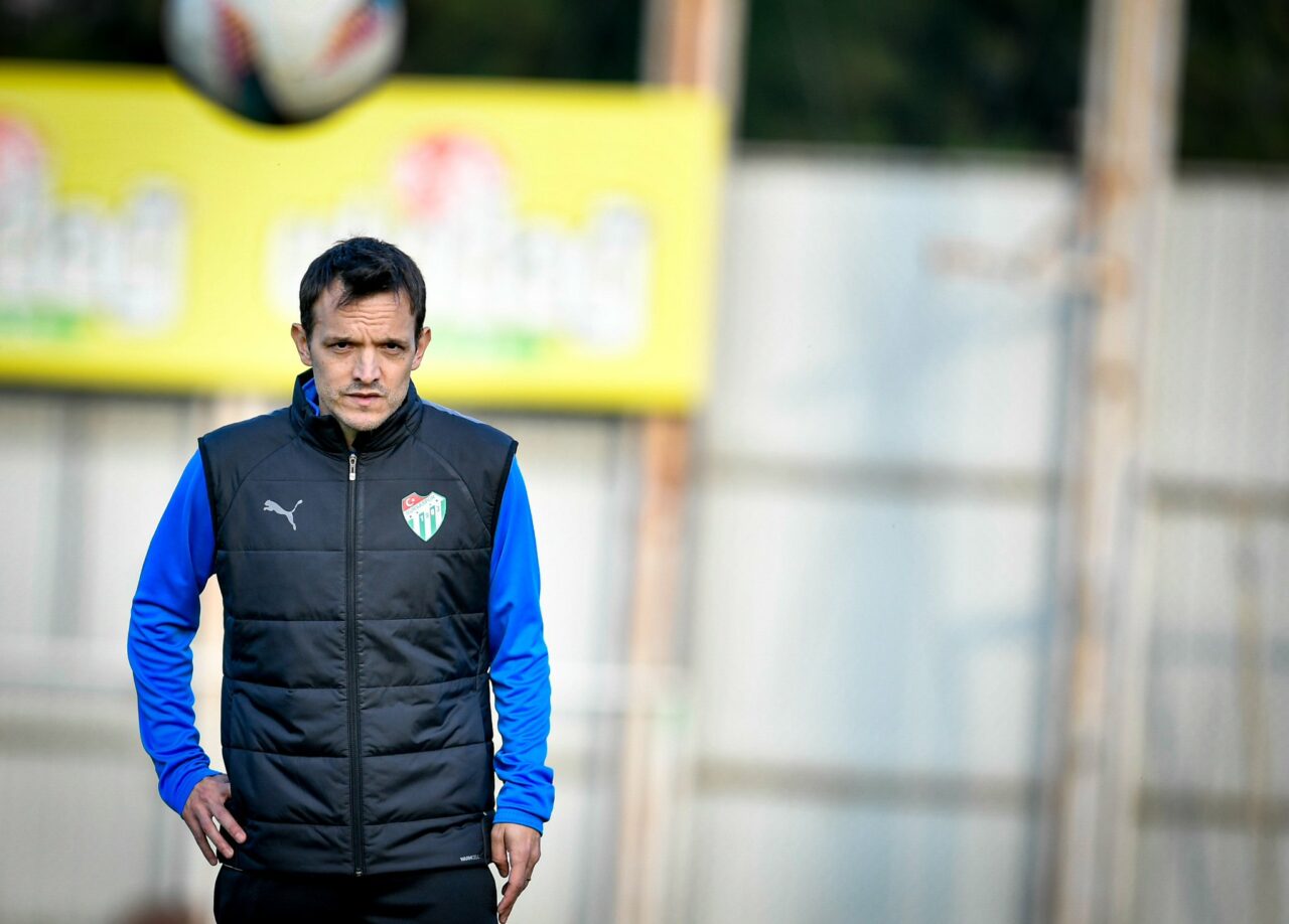 Bursaspor’un hocası Batalla’dan önemli açıklamalar; ‘Henüz hiçbir şeyin adı konulmadı’