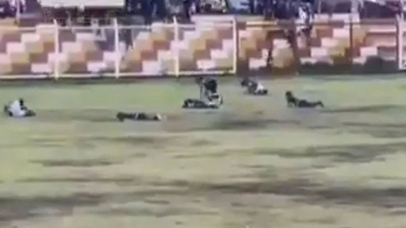 Maç sırasında sahaya yıldırım düştü: 1 ölü, 4 yaralı Maç sırasında sahaya yıldırım düştü: 1 ölü, 4 yaralı