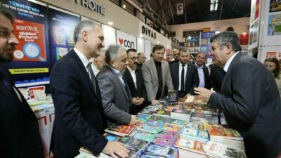 İnegöl Belediyesi’nin bu yıl 8’incisini düzenlediği kitap fuarı başladı. 9
