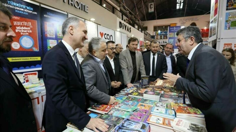 İnegöl Belediyesi’nin bu yıl 8’incisini düzenlediği kitap fuarı başladı. 9