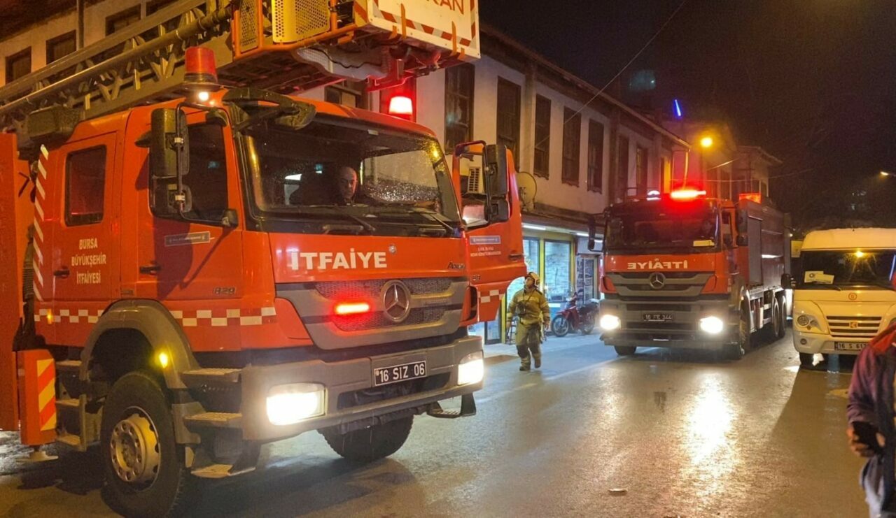 Bursa’da akşam saatlerinde korkutan yangın Bursa’da akşam saatlerinde korkutan yangın