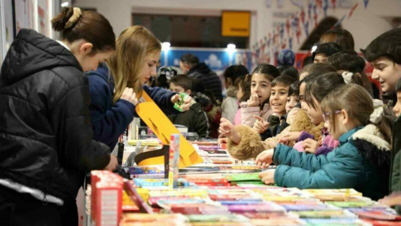 İnegöl Belediyesi 8. Kitap Günleri Fuarı adeta öğrenci akınına uğradı.