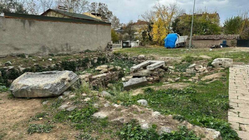 Bursa’da 4 medeniyete başkentlik yapan İznik ilçesinde tarihi mezarlar bakımsızlık