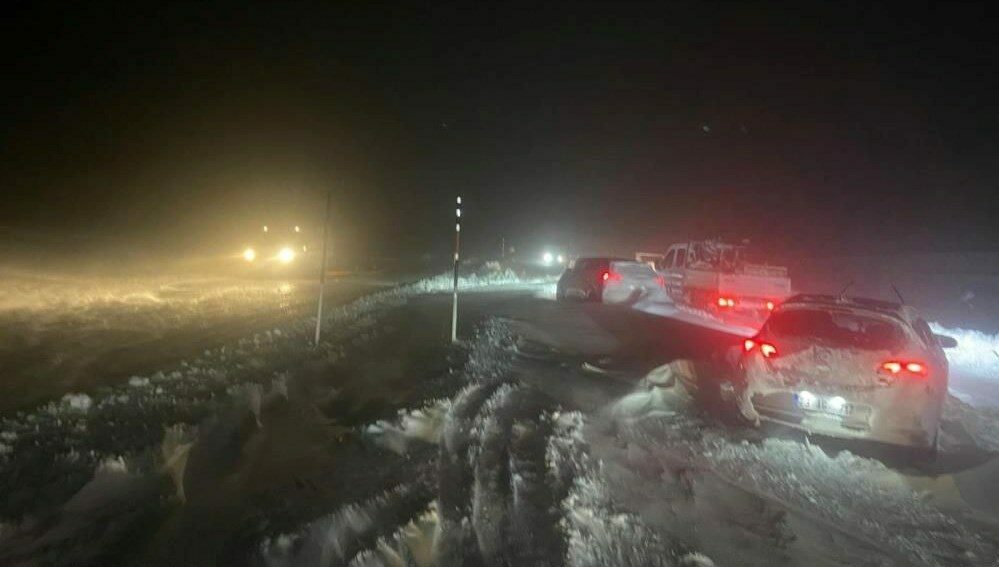 Kar ve tipi yolları kapattı: 1 ölü Kar ve tipi yolları kapattı: 1 ölü