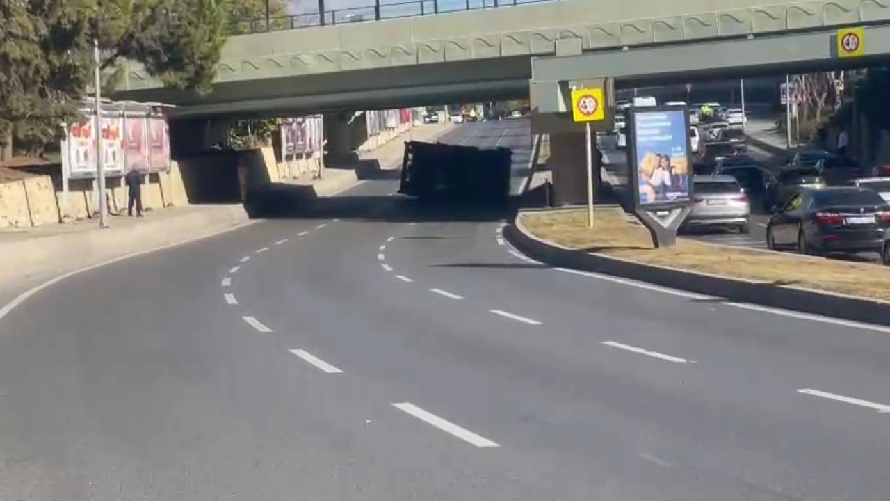 Aynı üstgeçitte yine kaza